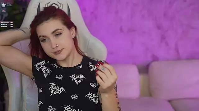 Snapshot of Magnetic_Mia_ chatting on January 19, 2025, 1:10 am Magnetic Mia online show from January 19, 2025, 1:10 am