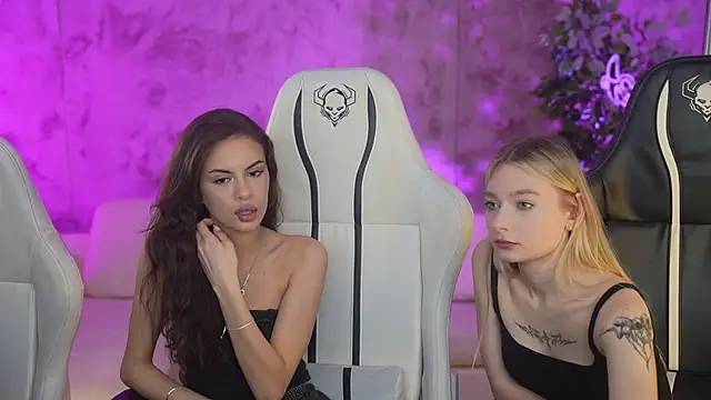 Snapshot of Magnetic_Mia_ chatting on February 21, 2025, 4:05 pm Magnetic Mia online show from February 21, 2025, 4:05 pm