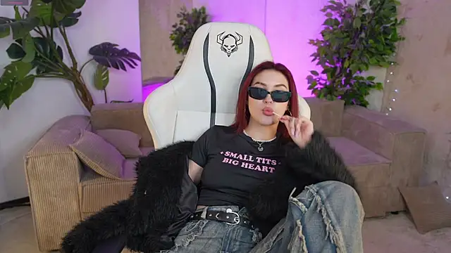 Snapshot of Magnetic_Mia_ chatting on March 9, 2025, 9:24 am Magnetic Mia online show from March 9, 2025, 9:24 am