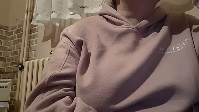 Snapshot of AalinnaK chatting on February 19, 2025, 4:44 pm AalinnaK online show from February 19, 2025, 4:44 pm