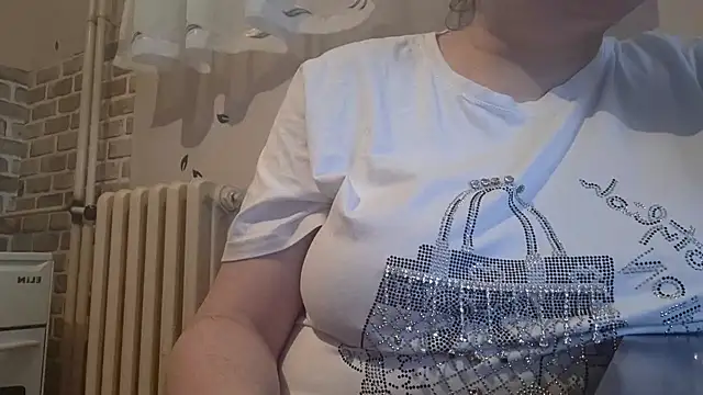 Snapshot of AalinnaK chatting on February 22, 2025, 1:35 pm AalinnaK online show from February 22, 2025, 1:35 pm