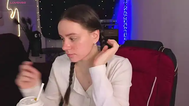 Snapshot of Emillias chatting on February 7, 2026, 8:00 am Emillias online show from February 7, 2026, 8:00 am