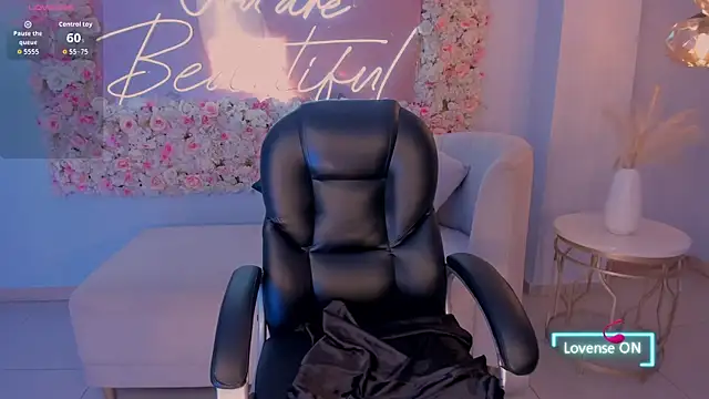 Snapshot of MaddisonLowe chatting on November 11, 2025, 5:13 am MaddisonLowe online show from November 11, 2025, 5:13 am