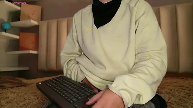 Snapshot of Megan_mooree_ chatting on April 1, 2026, 11:55 am Megan mooree online show from April 1, 2026, 11:55 am