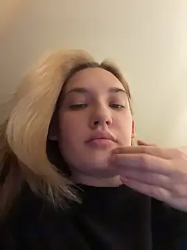 Snapshot of Holly_Molii chatting on June 3, 2026, 4:02 am Holly Molii online show from June 3, 2026, 4:02 am