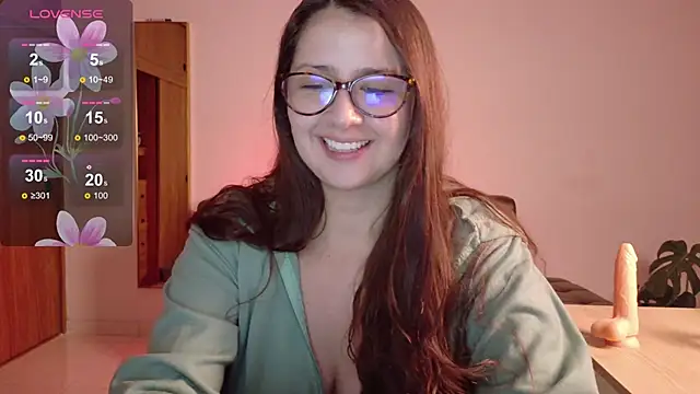 Snapshot of Rachel_t_ chatting on February 11, 2025, 12:49 am Rachel t online show from February 11, 2025, 12:49 am