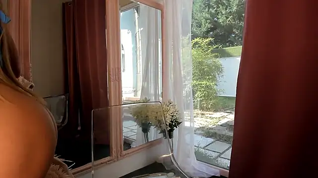 Snapshot of Mia__Milan chatting on October 17, 2025, 7:55 am Mia Milan online show from October 17, 2025, 7:55 am