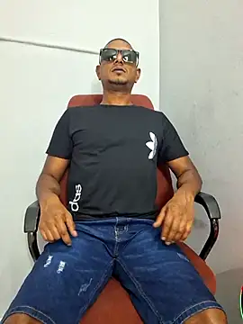 dmancams1874 online show from November 9, 2025, 1:04 pm