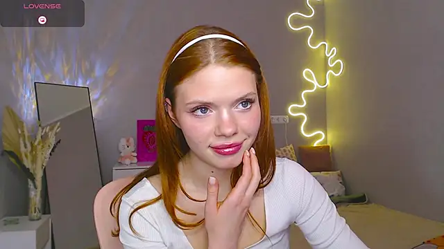 Snapshot of Red__Candy chatting on March 6, 2025, 3:35 pm Red Candy online show from March 6, 2025, 3:35 pm