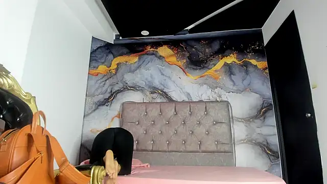 LuciaMoretti  online show from September 12, 2025, 7:13 pm