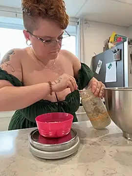 Sweetleeahxx online show from April 13, 2026, 1:48 pm