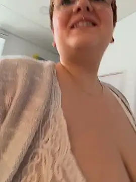 Sweetleeahxx online show from February 17, 2026, 4:15 pm