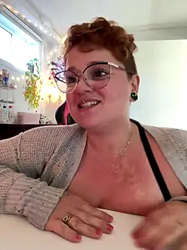 Snapshot of Sweetleeahxx chatting on October 2, 2025, 1:25 pm Sweetleeahxx online show from October 2, 2025, 1:25 pm