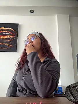 Miapeyton online show from November 18, 2025, 3:26 pm