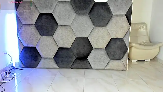 Latrellx7 online show from April 5, 2026, 3:35 am