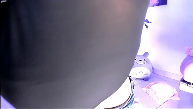 julyana  online show from November 3, 2025, 3:26 pm