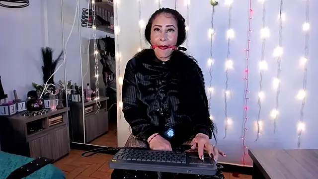 Snapshot of Molenna_queenn chatting on February 11, 2025, 11:12 pm Molenna queenn online show from February 11, 2025, 11:12 pm