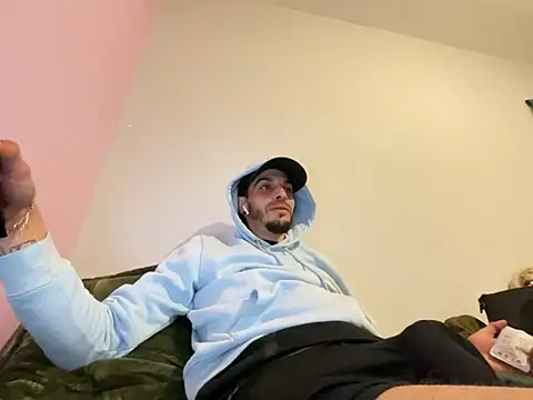 Snapshot of Rebeu313 chatting on March 6, 2026, 8:48 pm Rebeu313 online show from March 6, 2026, 8:48 pm