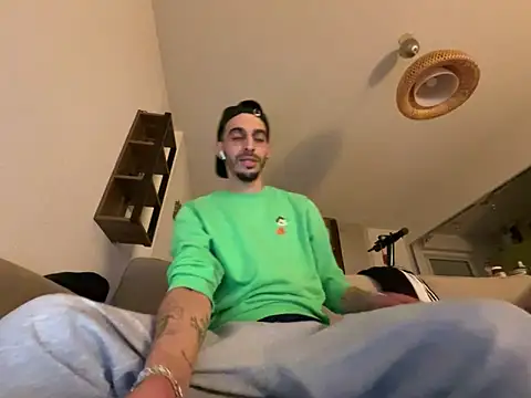 Rebeu313 online show from March 17, 2025, 11:02 pm