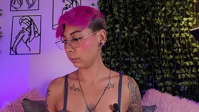 MiaMorgan  online show from November 5, 2025, 1:36 pm