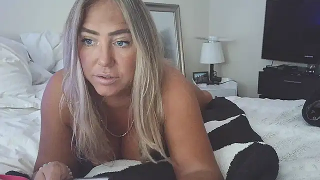 Snapshot of sunshinekisses chatting on October 3, 2025, 1:12 pm sunshinekisses online show from October 3, 2025, 1:12 pm