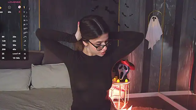 Sara Lewiis online show from October 28, 2025, 4:28 pm