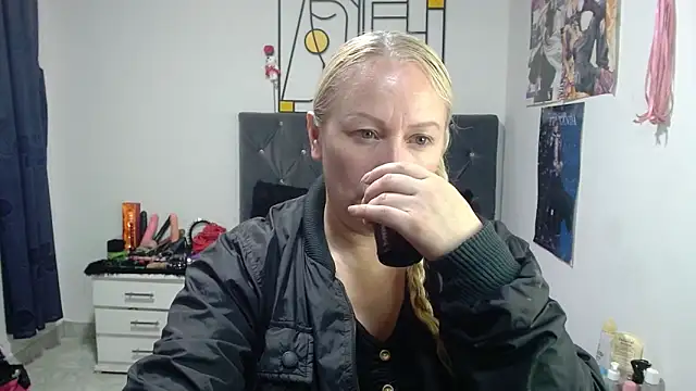 emperabigbootybigass online show from May 27, 2026, 12:34 pm
