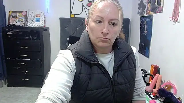 emperabigbootybigass online show from May 4, 2026, 12:19 pm