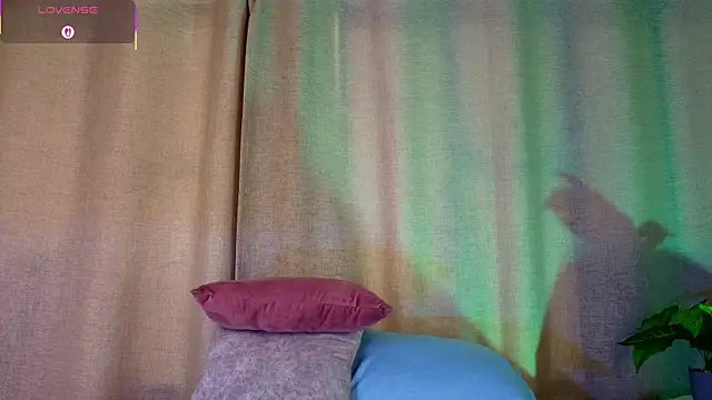 mia bonneett online show from October 19, 2025, 4:32 pm