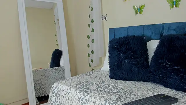 cristalwalker   online show from March 18, 2025, 6:50 pm