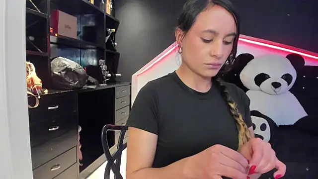 Coral Gibson online show from September 23, 2025, 12:45 pm