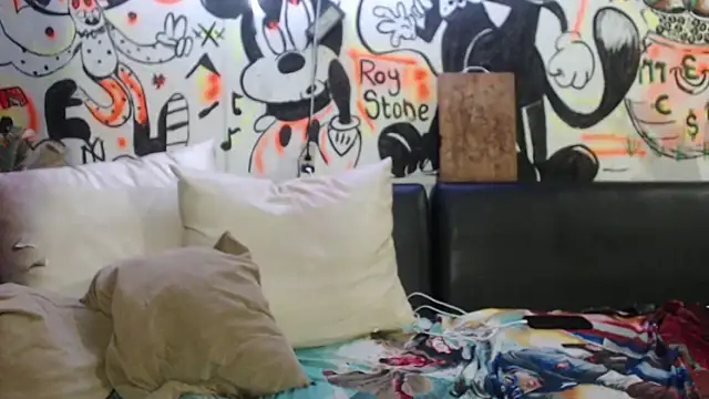 Snapshot of roystonee01 chatting on October 15, 2025, 1:48 am roystonee01 online show from October 15, 2025, 1:48 am