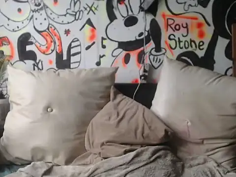 Snapshot of roystonee01 chatting on October 26, 2025, 12:05 pm roystonee01 online show from October 26, 2025, 12:05 pm