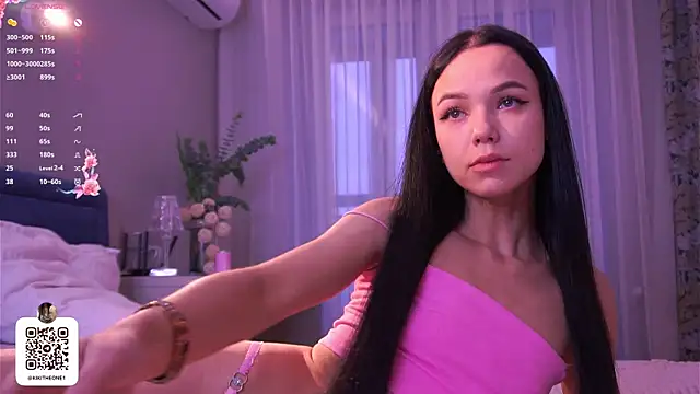 Snapshot of SynneFrary chatting on December 4, 2025, 6:12 am SynneFrary online show from December 4, 2025, 6:12 am