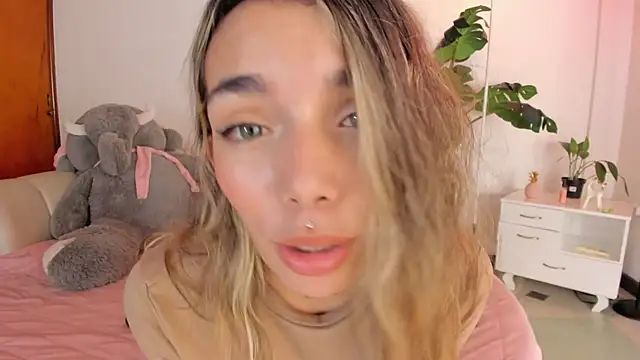 Snapshot of Mollymoon1 chatting on February 4, 2026, 8:48 pm Mollymoon1 online show from February 4, 2026, 8:48 pm