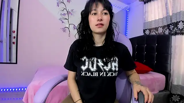 Camcrush   online show from October 15, 2025, 6:16 pm