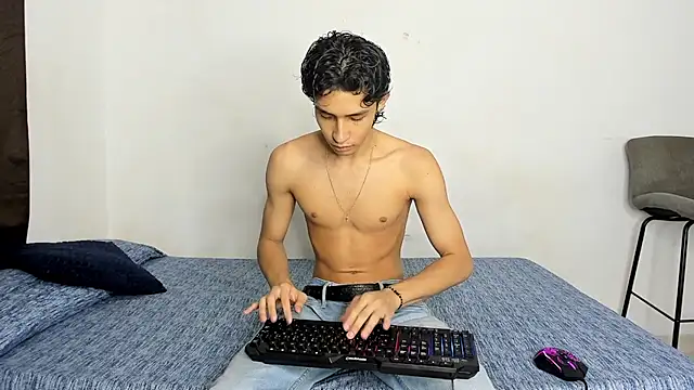 Snapshot of evanscollins chatting on December 15, 2025, 10:48 pm evanscollins online show from December 15, 2025, 10:48 pm