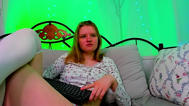 LilianSwall online show from March 20, 2025, 12:32 pm