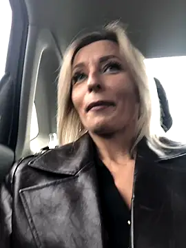 Diamond Bunny  online show from October 28, 2025, 12:59 pm