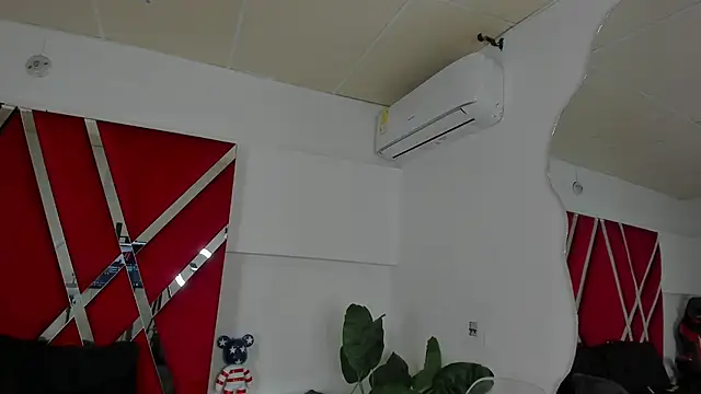 Snapshot of Milanxht chatting on November 24, 2025, 8:20 pm Milanxht online show from November 24, 2025, 8:20 pm