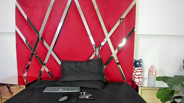 Snapshot of Milanxht chatting on October 13, 2025, 8:43 pm Milanxht online show from October 13, 2025, 8:43 pm