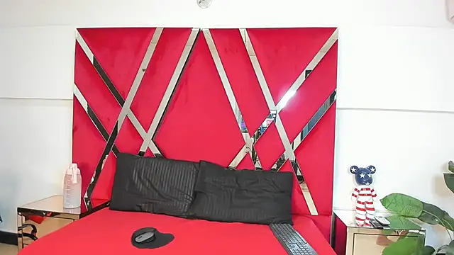 Snapshot of Milanxht chatting on November 3, 2025, 8:34 pm Milanxht online show from November 3, 2025, 8:34 pm