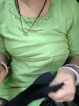 kaveerpooja947 online show from October 8, 2025, 4:40 pm