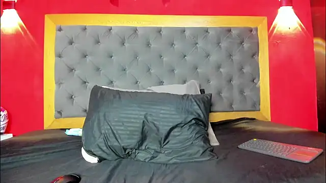 YayaHilton online show from April 11, 2026, 5:37 am