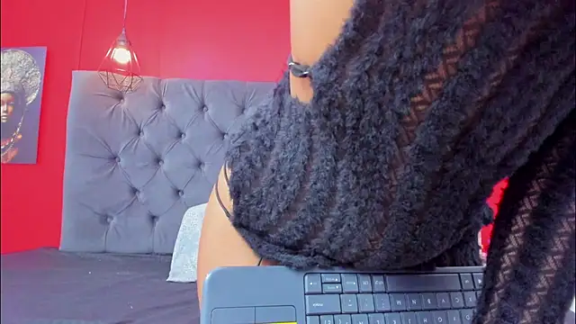 YayaHilton online show from March 12, 2025, 8:19 am