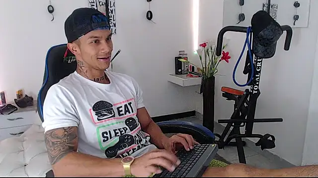 Snapshot of Leonard_Price chatting on March 22, 2025, 3:31 pm Leonard Price online show from March 22, 2025, 3:31 pm