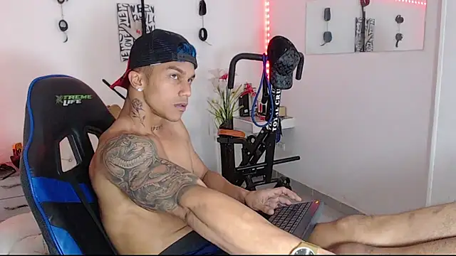Snapshot of Leonard_Price chatting on March 20, 2025, 5:57 am Leonard Price online show from March 20, 2025, 5:57 am