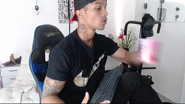 Snapshot of Leonard_Price chatting on March 5, 2025, 8:54 am Leonard Price online show from March 5, 2025, 8:54 am