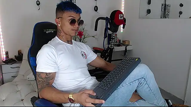 Snapshot of Leonard_Price chatting on March 11, 2025, 12:54 am Leonard Price online show from March 11, 2025, 12:54 am