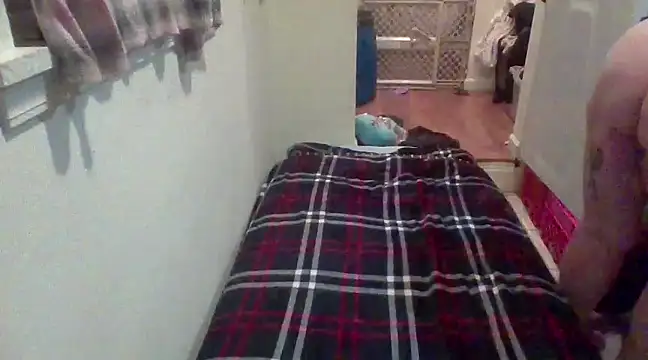 esadmisfit1 online show from February 5, 2025, 7:29 am